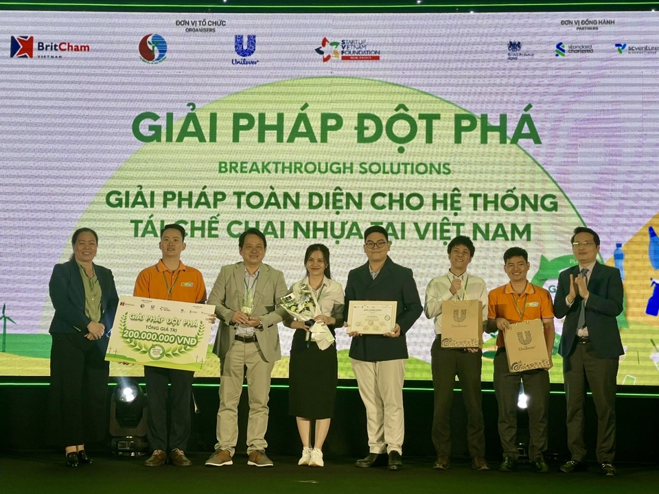 Đội Giải ph&aacute;p to&agrave;n diện cho hệ thống t&aacute;i chế chai nhựa tại Việt Nam đ&atilde; gi&agrave;nh Giải ph&aacute;p đột ph&aacute; với tổng gi&aacute; trị tiền thưởng l&agrave; 200 triệu đồng