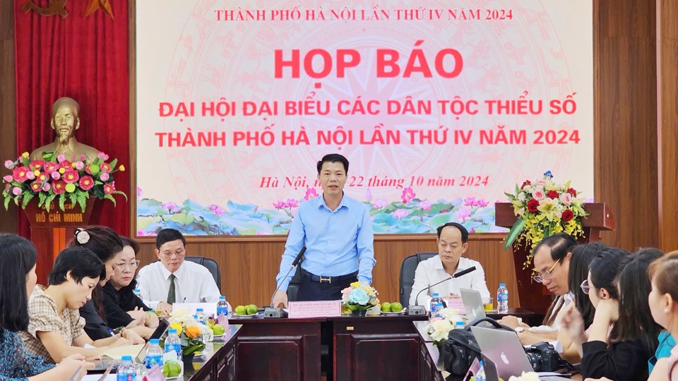 Trưởng Ban D&acirc;n tộc TP H&agrave; Nội Nguyễn Nguy&ecirc;n Qu&acirc;n chia sẻ tại họp b&aacute;o.