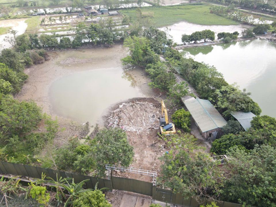 Những khu vực san, lấp mới mọc lên liên tục trên trục đường Đại Thanh. Ảnh: Phạm Công