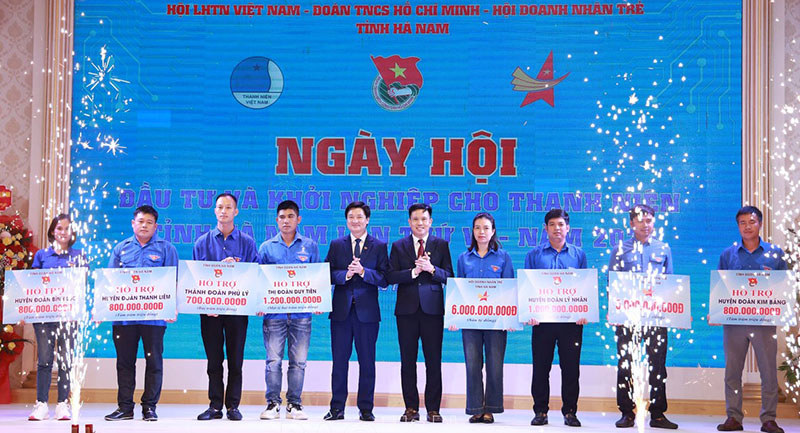 L&atilde;nh đạo Hội Doanh nh&acirc;n trẻ tỉnh, Tỉnh đo&agrave;n H&agrave; Nam trao biển tượng trưng hỗ trợ vốn cho đại diện c&aacute;c dự &aacute;n gọi vốn th&agrave;nh c&ocirc;ng năm 2024. Ảnh: B&aacute;o H&agrave; Nam