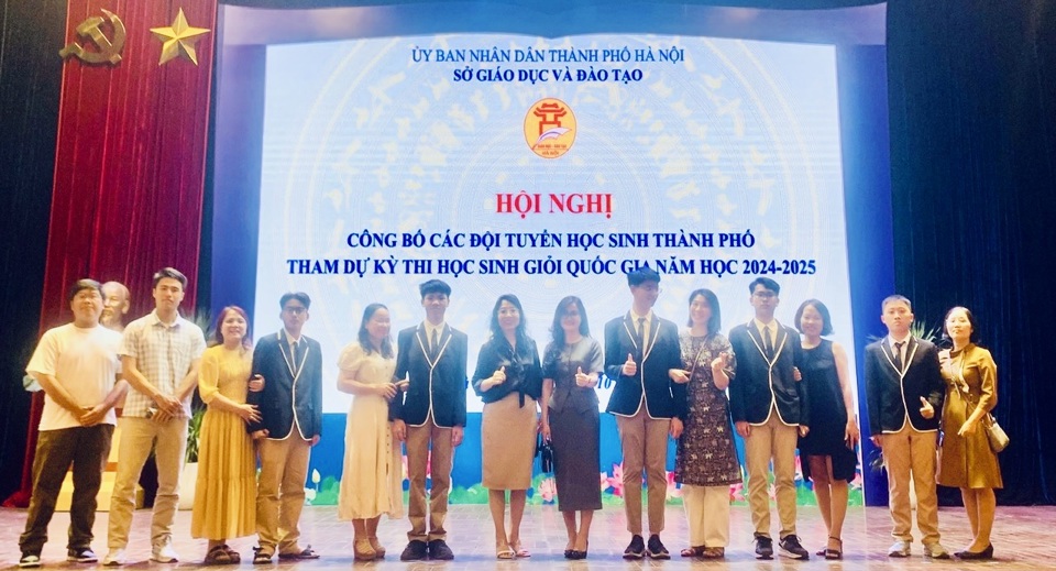 5 học sinh Trường Newton lọt đội tuyển thi học sinh giỏi quốc gia b&ecirc;n cha mẹ v&agrave; thầy c&ocirc;.