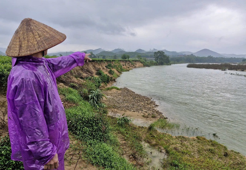 Mưa lớn k&eacute;o d&agrave;i g&acirc;y sạt lở nghi&ecirc;m trọng bờ s&ocirc;ng Ng&agrave;n Phố, huyện Hương Sơn