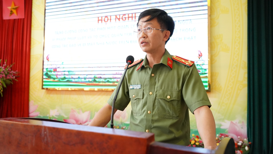 Thượng t&aacute; Ph&ugrave;ng Ngọc Kh&aacute;nh - Ph&oacute; trưởng C&ocirc;ng an huyện Thạch Thất b&aacute;o c&aacute;o tại hội nghị. Ảnh: Thảo Linh.