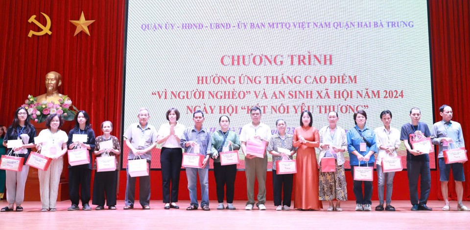 L&atilde;nh đạo UBND, UB Mặt trận Tổ quốc Việt Nam Quận Hai B&agrave; Trưng trao qu&agrave; cho c&aacute;c hộ c&oacute; ho&agrave;n cảnh kh&oacute; khăn