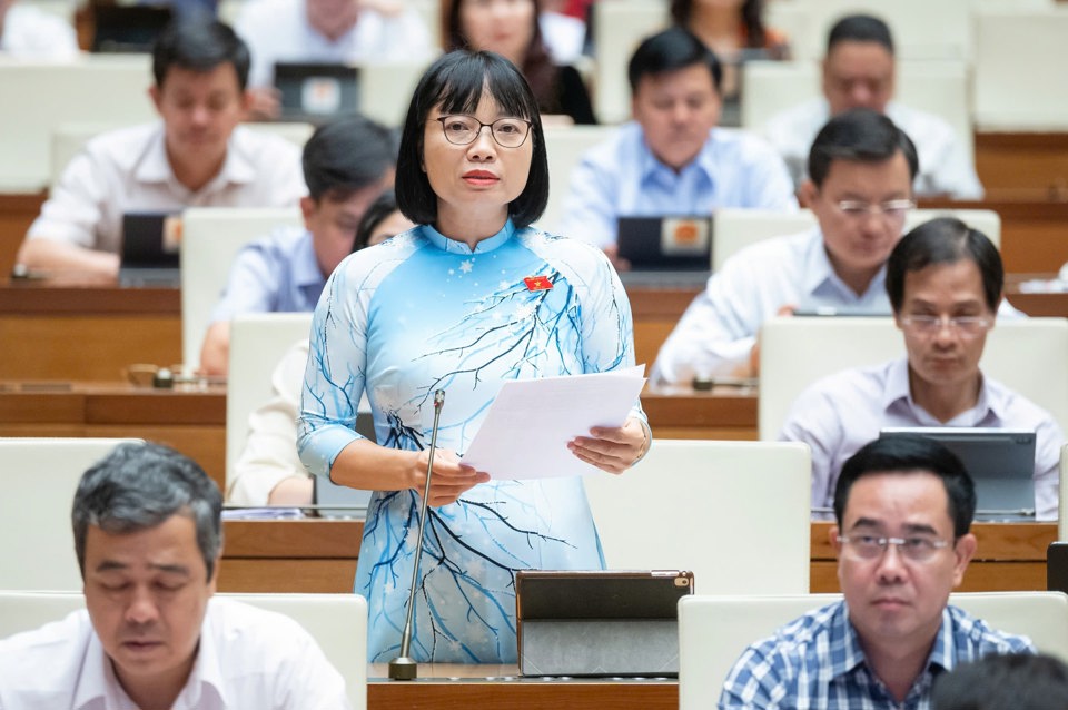 Đại biểu Quốc hội Nguyễn Thị Việt Nga (Đo&agrave;n đại biểu Quốc hội tỉnh Hải Dương) thảo luận tại Kỳ họp. Ảnh: Quochoi.vn