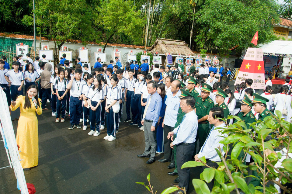 Ngay ng&agrave;y triển l&atilde;m đầu ti&ecirc;n đ&atilde; c&oacute; đ&ocirc;ng đảo c&aacute;n bộ, nh&acirc;n d&acirc;n, học sinh đến dự v&agrave; tham quan (Ho&agrave;ng Nam)