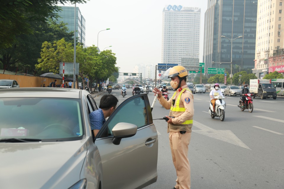 Cảnh sát giao thông kiểm tra, xử phạt lái xe vi phạm trên Đại lộ Thăng Long, Hà Nội. Ảnh: Chiến Công