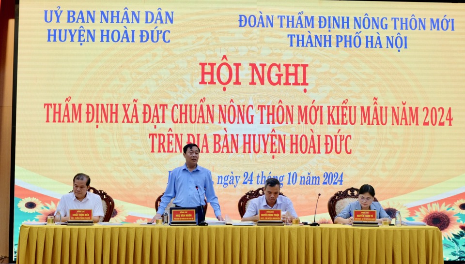 Đo&agrave;n thẩm định n&ocirc;ng th&ocirc;n mới TP H&agrave; Nội l&agrave;m việc tại huyện Ho&agrave;i Đức.