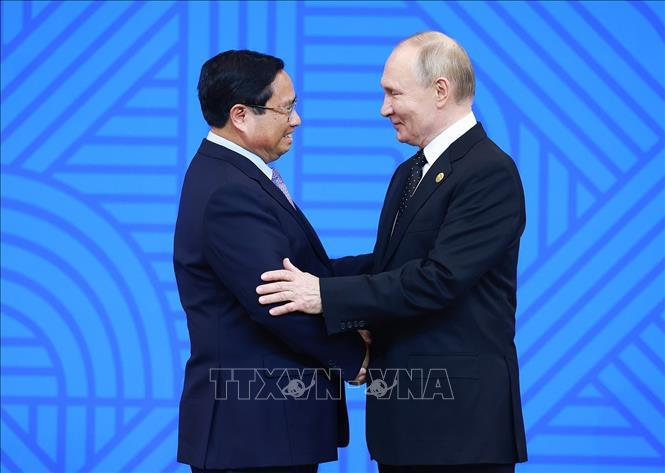 Tổng thống Li&ecirc;n bang Nga Vladimir Putin, Chủ tịch Nh&oacute;m BRICS năm 2024, đ&oacute;n Thủ tướng Phạm Minh Ch&iacute;nh. Ảnh: TTXVN