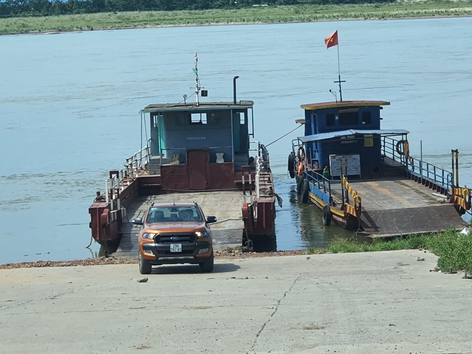 Bến đ&ograve; ngang tr&aacute;i ph&eacute;p tr&ecirc;n s&ocirc;ng Hồng.