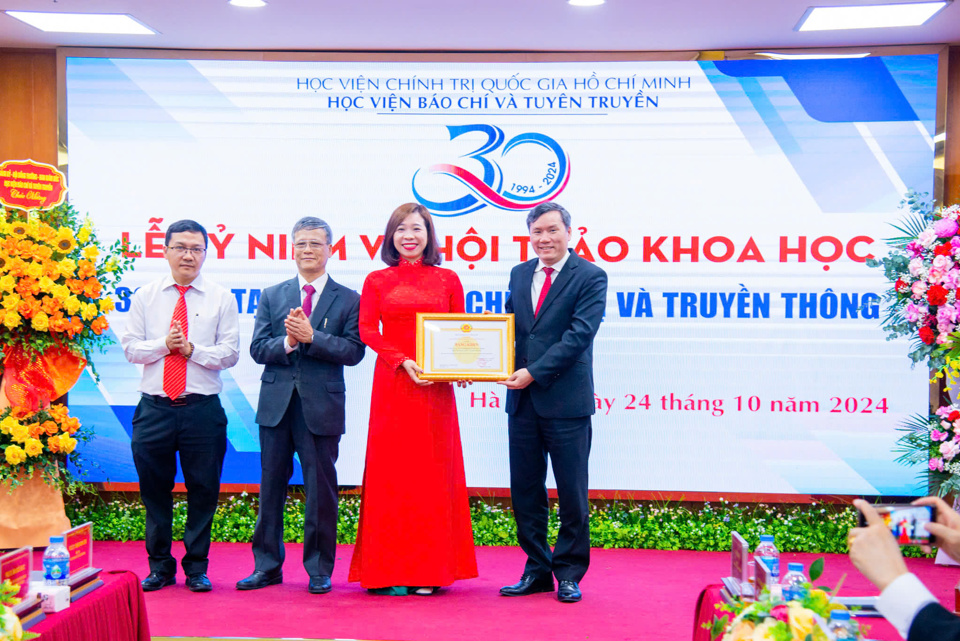 Thay mặt Tạp ch&iacute;, PGS.TS Nguyễn Thị Trường Giang - Ph&oacute; Gi&aacute;m đốc Học viện B&aacute;o ch&iacute; v&agrave; Tuy&ecirc;n truyền, Tổng Bi&ecirc;n tập Tạp ch&iacute; nhận Bằng khen do Gi&aacute;m đốc Học viện Ch&iacute;nh trị quốc gia Hồ Ch&iacute; Minh trao tặng.