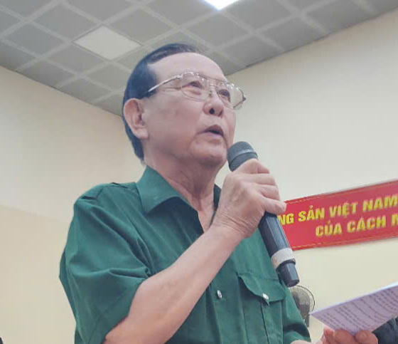 "Cần phải triển khai đường ven hồ Linh Đ&agrave;m, x&acirc;y c&aacute;c b&atilde;i xe ở Ph&aacute;p V&acirc;n" cử tri Trần Văn B&iacute;nh phường Ho&agrave;ng Liệt. Ảnh TA