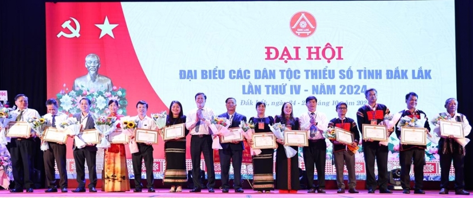 Khen thưởng c&aacute;c tập thể v&agrave; c&aacute; nh&acirc;n c&oacute; th&agrave;nh t&iacute;ch xuất sắc trong thực hiện ch&iacute;nh s&aacute;ch c&aacute;c d&acirc;n tộc tỉnh Đắk Lắk giai đoạn 2019 &ndash; 2024.