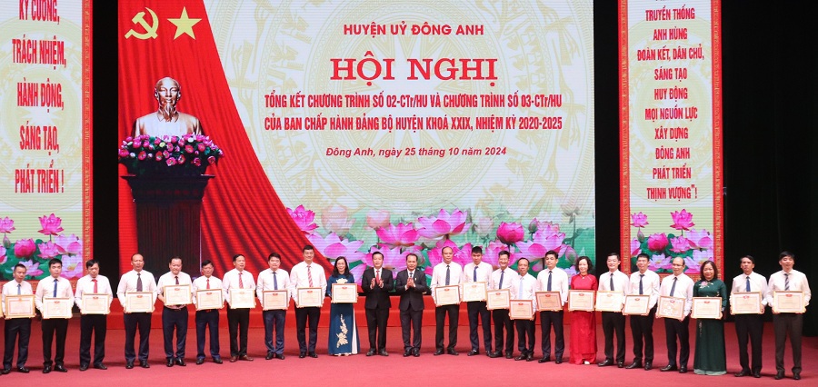 Nhiều c&aacute; nh&acirc;n, tập thể c&oacute; th&agrave;nh t&iacute;ch xuất sắc trong thực hiện nhiệm vụ, c&ocirc;ng t&aacute;c của c&aacute;c chương tr&igrave;nh trọng t&acirc;m của huyện được khen thưởng.