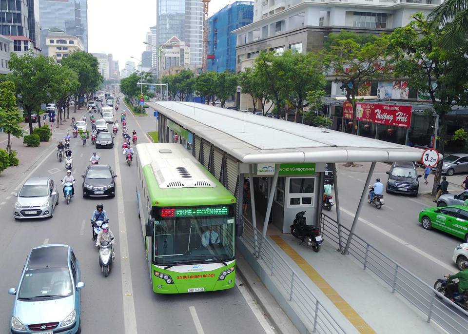 Xe bu&yacute;t nhanh BRT hoạt động tr&ecirc;n đường L&aacute;ng Hạ, H&agrave; Nội. Ảnh: Phạm H&ugrave;ng