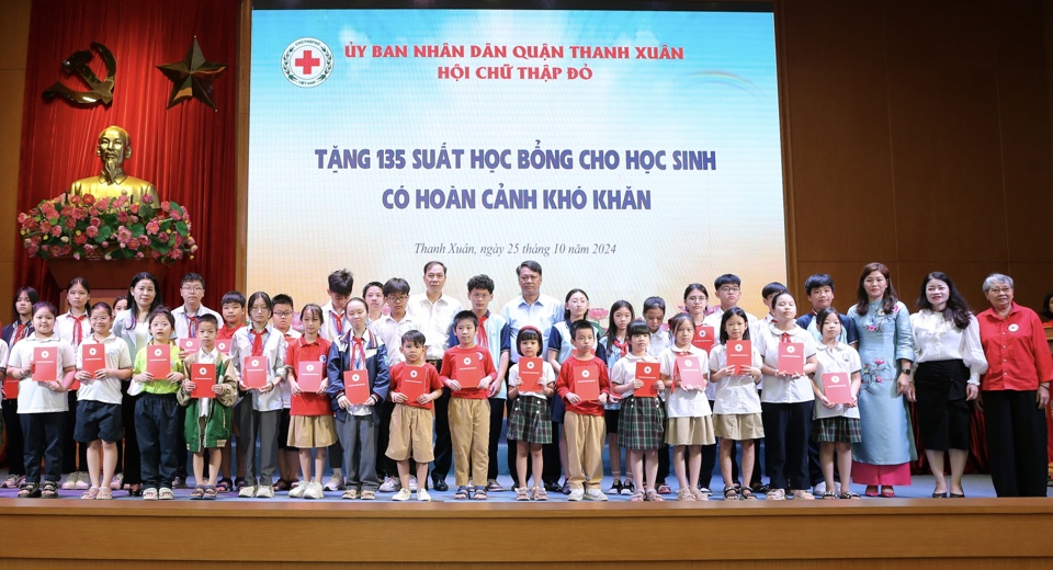 Nh&acirc;n dịp n&agrave;y, quận Thanh Xu&acirc;n trao tặng học bổng cho 135 học sinh c&oacute; ho&agrave;n cảnh kh&oacute; khăn, mỗi suất 1 triệu đồng