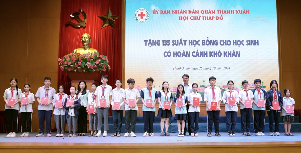 Ph&oacute; B&iacute; thư Thường trực Quận uỷ, Chủ tịch HĐND quận Thanh Xu&acirc;n Nguyễn Minh Tiến trao tặng học bổng cho học sinh c&oacute; ho&agrave;n cảnh kh&oacute; khăn