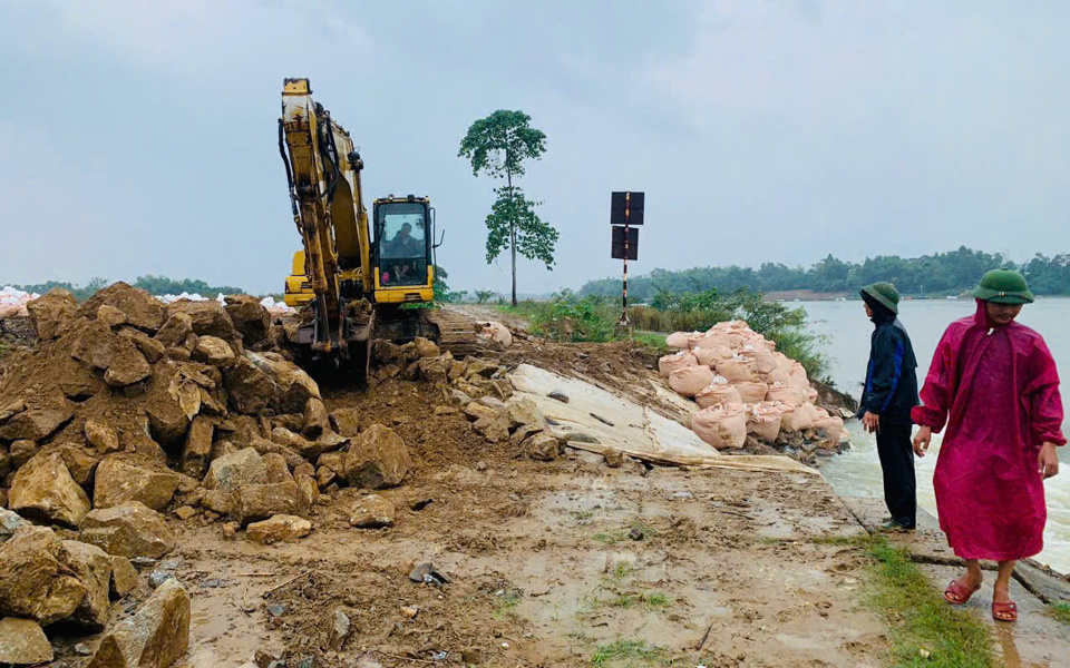 Do t&aacute;c động của mưa lớn, nguy cơ xảy ra lũ, lũ qu&eacute;t tại c&aacute;c s&ocirc;ng suối v&ugrave;ng n&uacute;i, sạt lở đất đ&aacute; ở sườn dốc, s&ocirc;ng suối nhỏ; ngập &uacute;ng tại c&aacute;c v&ugrave;ng thấp trũng, nơi tập trung đ&ocirc;ng d&acirc;n cư. Tỉnh Quảng Nam y&ecirc;u cầu c&aacute;c đơn vị thi c&ocirc;ng chủ động ph&ograve;ng tr&aacute;nh để giảm nhẹ thiệt hại do mưa lớn g&acirc;y ra.