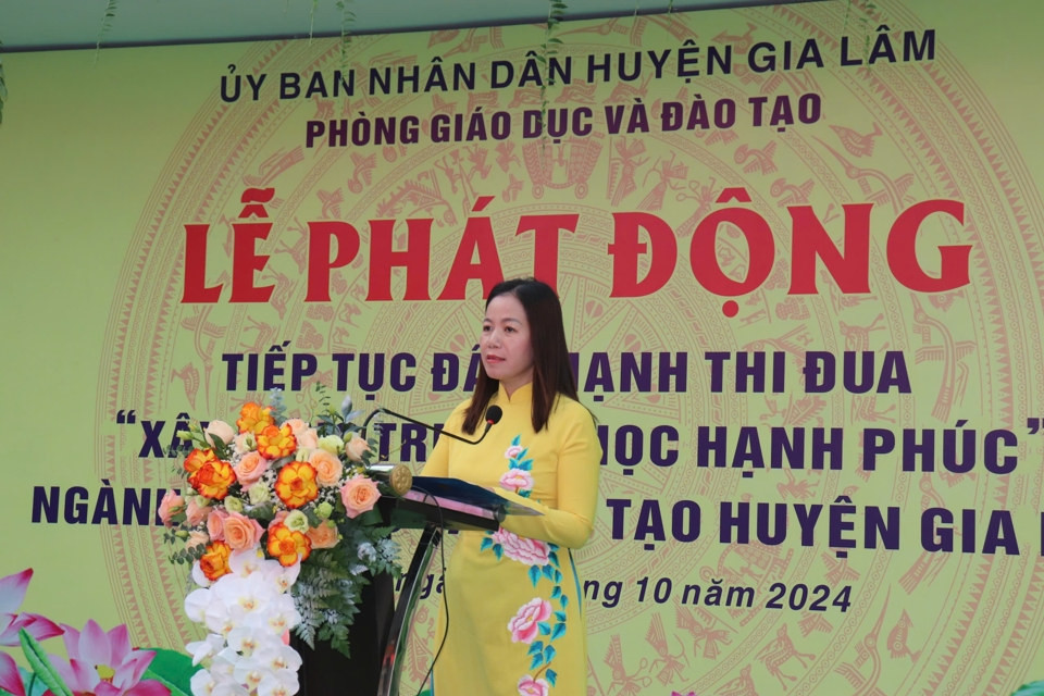 Trưởng ph&ograve;ng Gi&aacute;o dục v&agrave; Đ&agrave;o tạo huyện Gia L&acirc;m Ph&ugrave;ng Thị Ho&agrave;i Hương ph&aacute;t biểu tại buổi lễ.