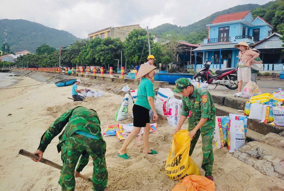 Trước diễn biến phức tạp của b&atilde;o Tr&agrave; Mi, BĐBP Quảng Nam đang khẩn trương triển khai c&aacute;c phương &aacute;n ph&ograve;ng, chống b&atilde;o. Đơn vị huy động tối đa lực lượng v&agrave; phương tiện, phối hợp với c&aacute;c lực lượng v&agrave; ch&iacute;nh quyền địa phương để nhanh ch&oacute;ng ứng ph&oacute; b&atilde;o. BĐBP tỉnh duy tr&igrave; lực lượng v&agrave; phương tiện sẵn s&agrave;ng xử l&yacute; mọi t&igrave;nh huống c&oacute; thể xảy ra.