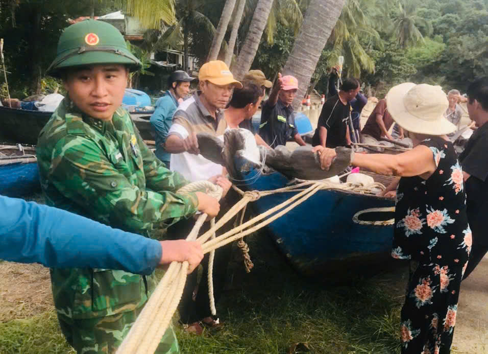 Tại C&ugrave; Lao Ch&agrave;m (TP Hội An), BĐBP tiến h&agrave;nh th&ocirc;ng b&aacute;o về b&atilde;o, kịp thời th&ocirc;ng b&aacute;o cho t&agrave;u, thuyền đang hoạt động tr&ecirc;n biển biết để v&agrave;o bờ. Đồng thời, tổ chức k&ecirc;u gọi người lao động trở về đất liền tr&aacute;nh tr&uacute;, di chuyển ra khỏi v&ugrave;ng nguy hiểm, hướng dẫn t&agrave;u, thuyền neo đậu an to&agrave;n tại nơi tr&aacute;nh b&atilde;o.