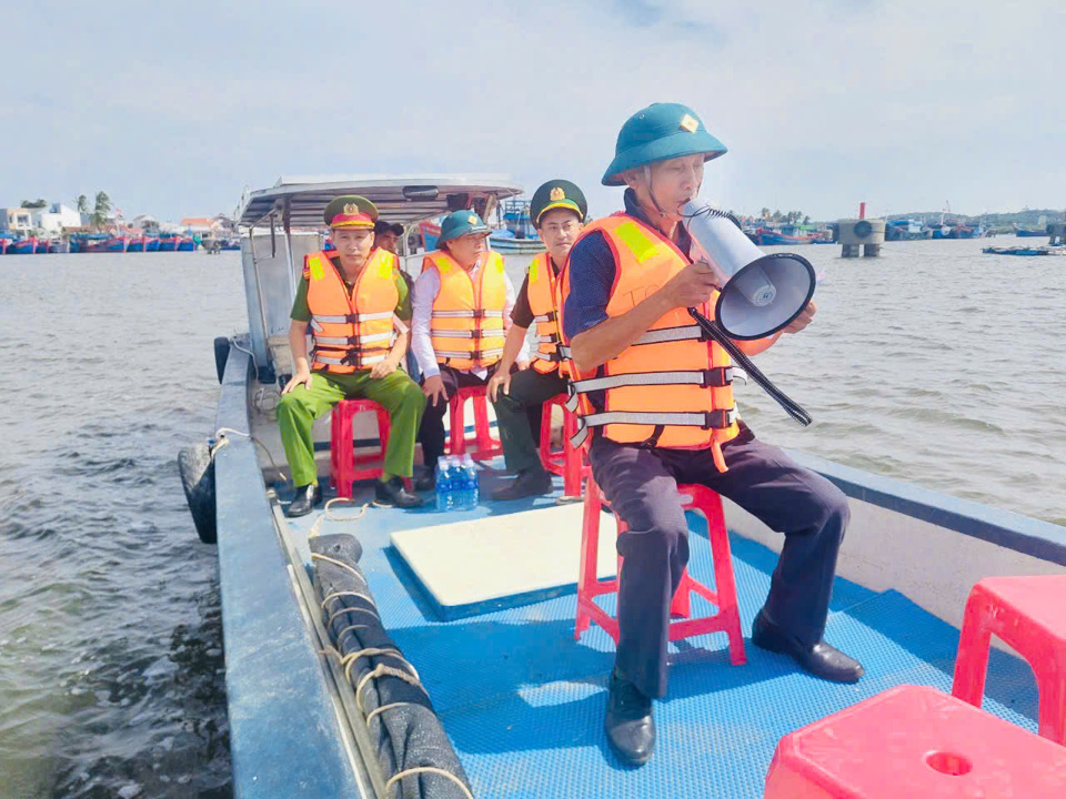 Với tinh thần khẩn trương, lực lượng Bi&ecirc;n ph&ograve;ng đ&atilde; gi&uacute;p đỡ nh&acirc;n d&acirc;n chằng chống nh&agrave; cửa v&agrave; triển khai phương &aacute;n sơ t&aacute;n d&acirc;n kịp thời khi b&atilde;o đổ bộ. C&aacute;n bộ cũng sắp xếp t&agrave;u, thuyền tr&uacute; b&atilde;o tại &acirc;u thuyền, đồng thời triển khai c&aacute;n bộ, chiến sĩ v&agrave; phương tiện đến c&aacute;c điểm xung yếu để hỗ trợ người d&acirc;n chủ động ph&ograve;ng, chống b&atilde;o.