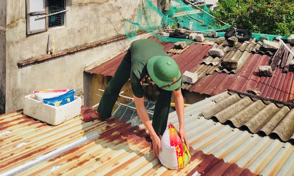 Ngo&agrave;i ra, BĐBP phối hợp với ch&iacute;nh quyền v&agrave; c&aacute;c lực lượng tại chỗ thường xuy&ecirc;n ph&aacute;t th&ocirc;ng tin về diễn biến của b&atilde;o số 6, y&ecirc;u cầu người d&acirc;n tuyệt đối kh&ocirc;ng ở lại tr&ecirc;n t&agrave;u, thuyền, c&aacute;c lồng b&egrave; nu&ocirc;i trồng thủy sản ven s&ocirc;ng, ven biển.