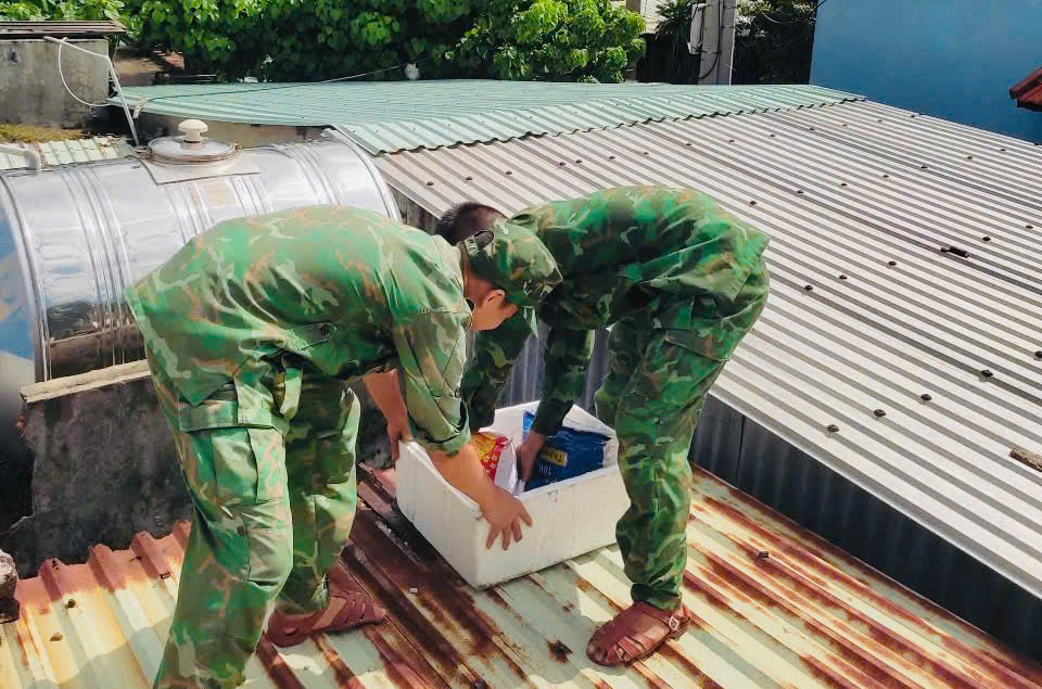 BĐBP tỉnh Quảng Nam duy tr&igrave; lực lượng v&agrave; phương tiện sẵn s&agrave;ng thực hiện c&aacute;c nhiệm vụ; tổ chức trực 100% qu&acirc;n số tại c&aacute;c đơn vị, với 150 c&aacute;n bộ, chiến sĩ trực ph&ograve;ng chống thi&ecirc;n tai v&agrave; t&igrave;m kiếm cứu nạn, c&ugrave;ng 21 phương tiện.