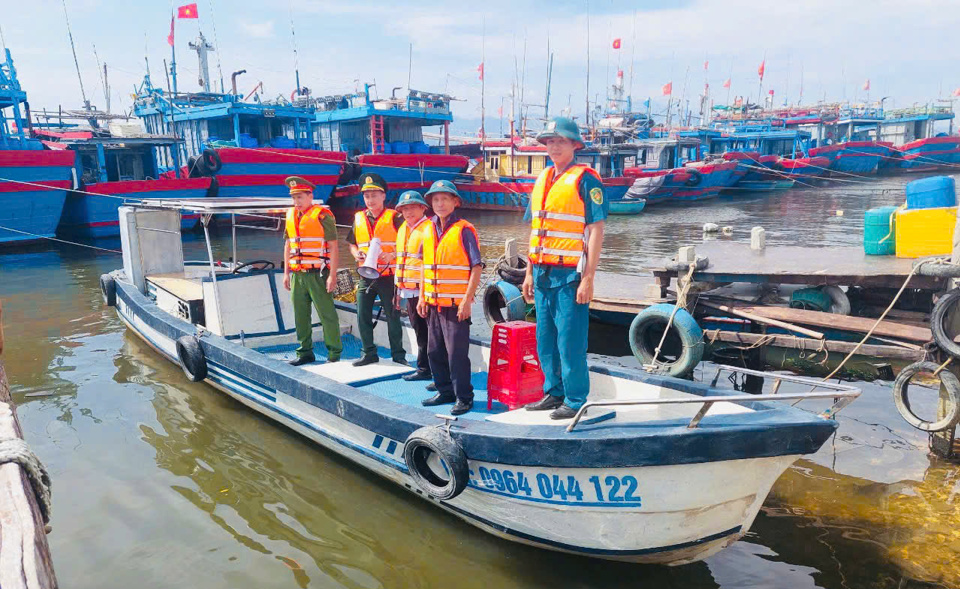 Theo b&aacute;o c&aacute;o nhanh s&aacute;ng 26/10, Quảng Nam hiện c&oacute; 52 t&agrave;u với 2.202 lao động đang hoạt động tr&ecirc;n biển; 39 t&agrave;u đang neo đậu tại cảng Kỳ H&agrave; v&agrave; Chu Lai với 173 thuyền vi&ecirc;n v&agrave; 2 h&agrave;nh kh&aacute;ch.