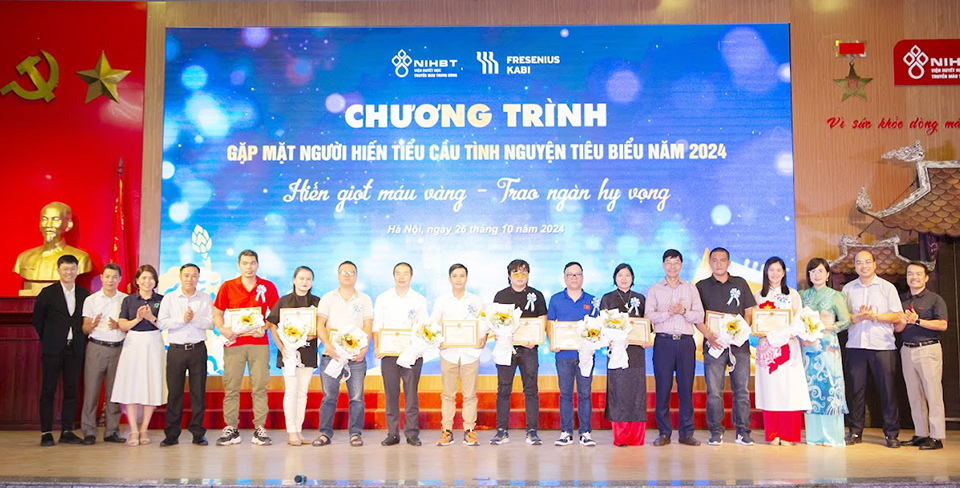 TS Trần Ngọc Quế - Gi&aacute;m đốc Trung t&acirc;m M&aacute;u quốc gia, Viện Huyết học &ndash; Truyền m&aacute;u T.Ư trao&nbsp;Giấy khen cho c&aacute;c c&aacute; nh&acirc;n hiến tiểu cầu ti&ecirc;u biểu năm 2024.