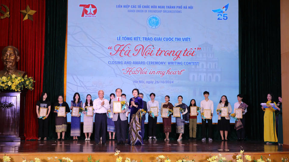 Trao giải Cuộc thi viết &ldquo;H&agrave; Nội trong t&ocirc;i&rdquo; 2024.