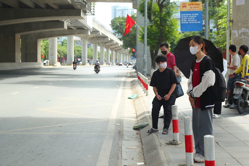 C&ograve;n nhiều điểm chờ xe bu&yacute;t kh&ocirc;ng c&oacute; m&aacute;i che, chưa được bố tr&iacute; ở địa điểm hợp l&yacute;.&nbsp;