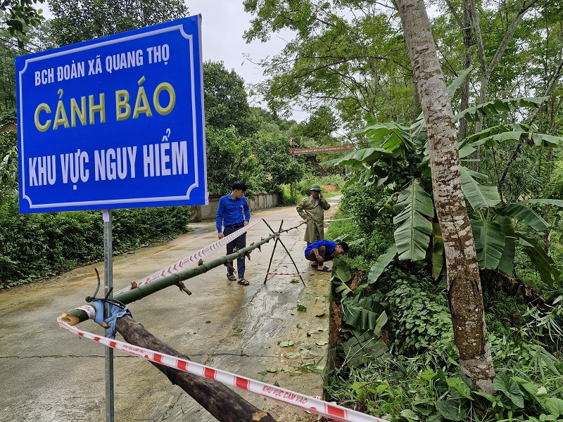 Tại c&aacute;c tuyến đường bị sạt lở đ&atilde; được lắp đặt hệ thống cảnh b&aacute;o, đảm bảo an to&agrave;n cho người v&agrave; phương tiện qua lại