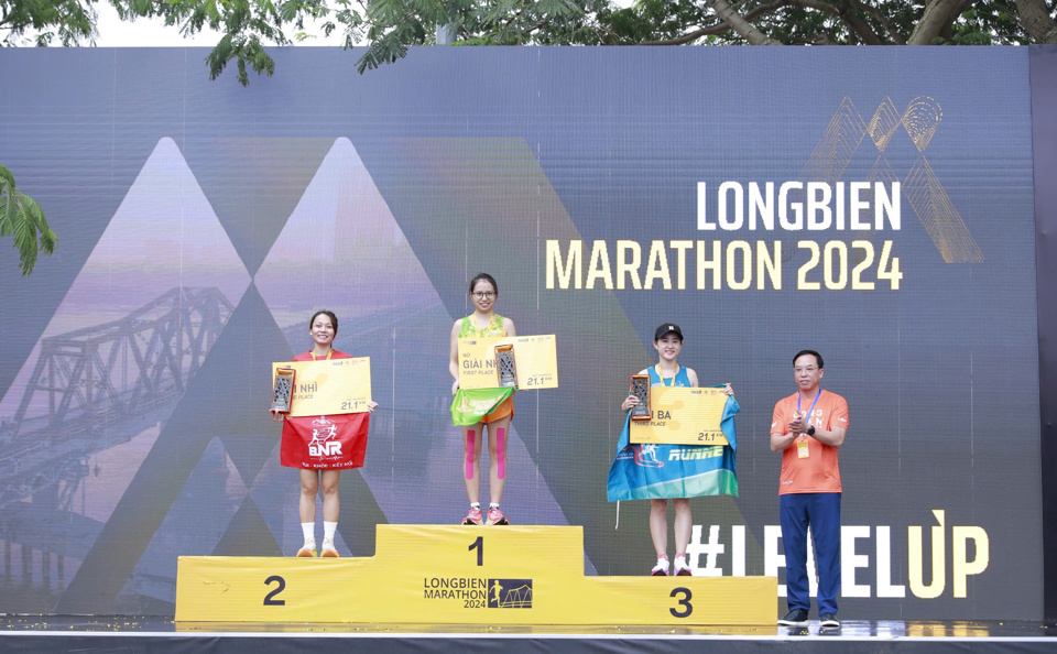 Hơn 15.000 vận động viên tham gia tranh tài tại Giải chạy Longbien Marathon 2024 - Ảnh 5