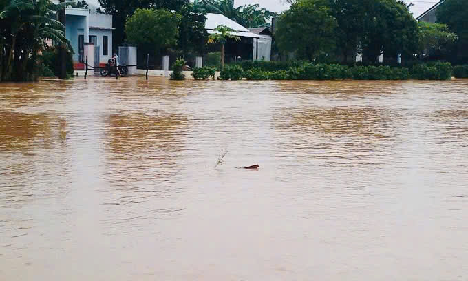 Mưa lớn khiến một số khu vực v&ugrave;ng thấp tại Quảng Nam ngập s&acirc;u. C&aacute;c địa phương phải bố tr&iacute; lực lượng để di dời người d&acirc;n đến nơi an to&agrave;n.