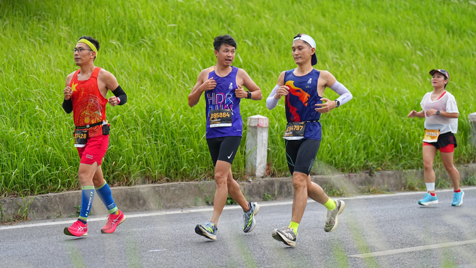 Hơn 15.000 vận động viên tham gia tranh tài tại Giải chạy Longbien Marathon 2024 - Ảnh 2