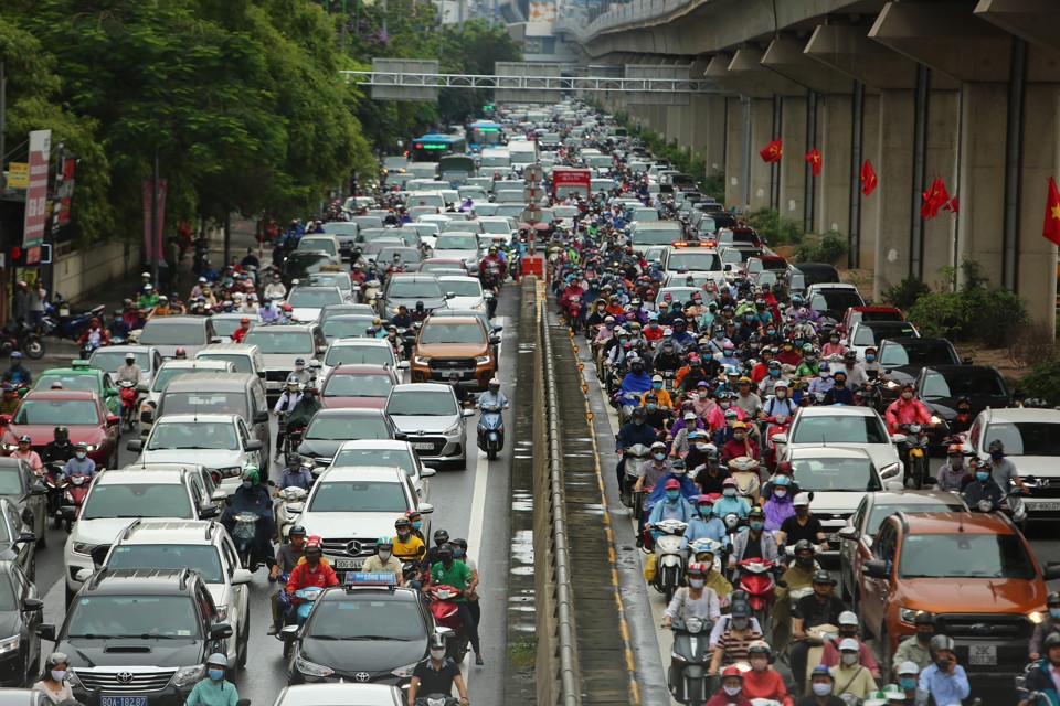 Hà Nội đang quá tải trầm trọng hạ tầng và ô nhiễm không khí do lượng phương tiện cá nhân quá lớn. Ảnh: Hải Linh