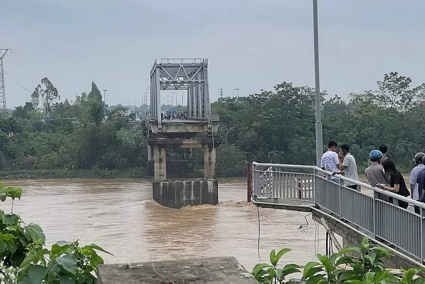 Trước đ&oacute;, cầu Phong Ch&acirc;u đ&atilde; bị sập ng&agrave;y 9/9.&nbsp;