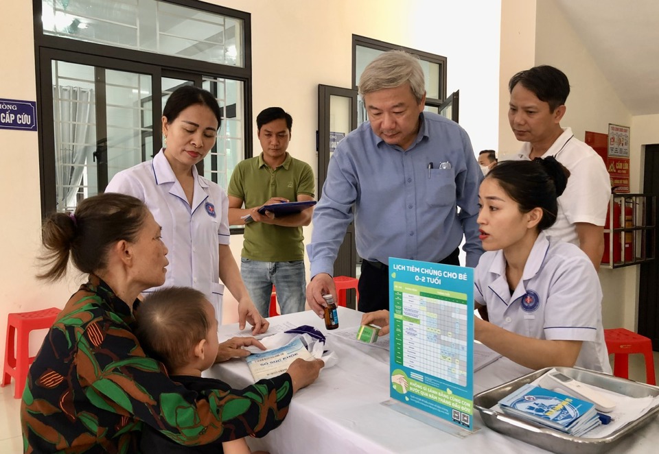 Người d&acirc;n đưa trẻ đến ti&ecirc;m vaccine ph&ograve;ng bệnh sởi&nbsp;tại Trạm Y tế thị trấn V&acirc;n Đ&igrave;nh, huyện Ứng H&ograve;a. Ảnh: Nguyễn Tu&acirc;n