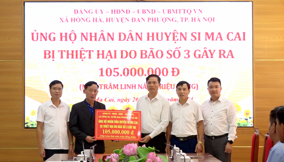 L&atilde;nh đạo x&atilde; Hồng H&agrave;, huyện Đan Phượng trao số tiền 105 triệu đồng hỗ trợ huyện Si Ma Cai, tỉnh L&agrave;o Cai khắc phục hậu quả do b&atilde;o số 3.