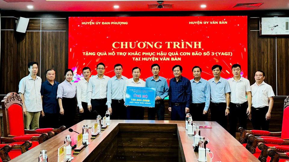 Ph&oacute; B&iacute; thư Thường trực Huyện ủy, Chủ tịch HĐND huyện Đan Phượng L&ecirc; Văn Th&igrave;n c&ugrave;ng đo&agrave;n c&ocirc;ng t&aacute;c trao tặng số tiền 100 triệu đồng hỗ trợ huyện Văn B&agrave;n khắc phục hậu quả thi&ecirc;n tai.