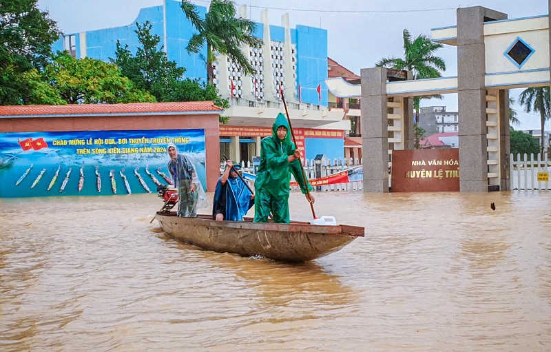 Nhiều cơ quan, trường học ngập s&acirc;u trong nước lũ