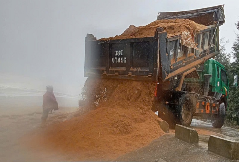 C&aacute;t được tập kết đến hiện trường để xử l&yacute; sụt l&uacute;n một c&aacute;ch nhanh ch&oacute;ng, kịp thời, đảm bảo an to&agrave;n cho tuyến đ&ecirc; xung yếu