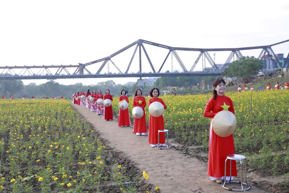 Hội vi&ecirc;n Hội Li&ecirc;n hiệp phụ nữ quận Ba Đ&igrave;nh tham gia tiết mục d&acirc;n vũ tại lễ ra mắt &ldquo;Bến hoa Ph&uacute;c X&aacute; - Ba Đ&igrave;nh&rdquo;.