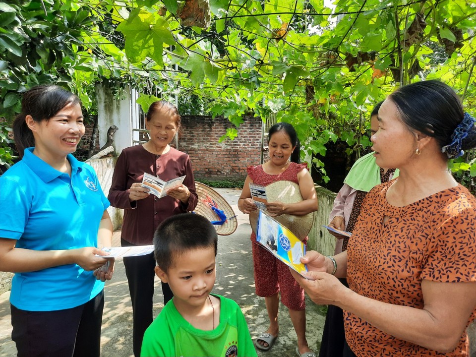 C&aacute;n bộ BHXH tuy&ecirc;n truyền ch&iacute;nh s&aacute;ch BHXH, BHYT cho người d&acirc;n.