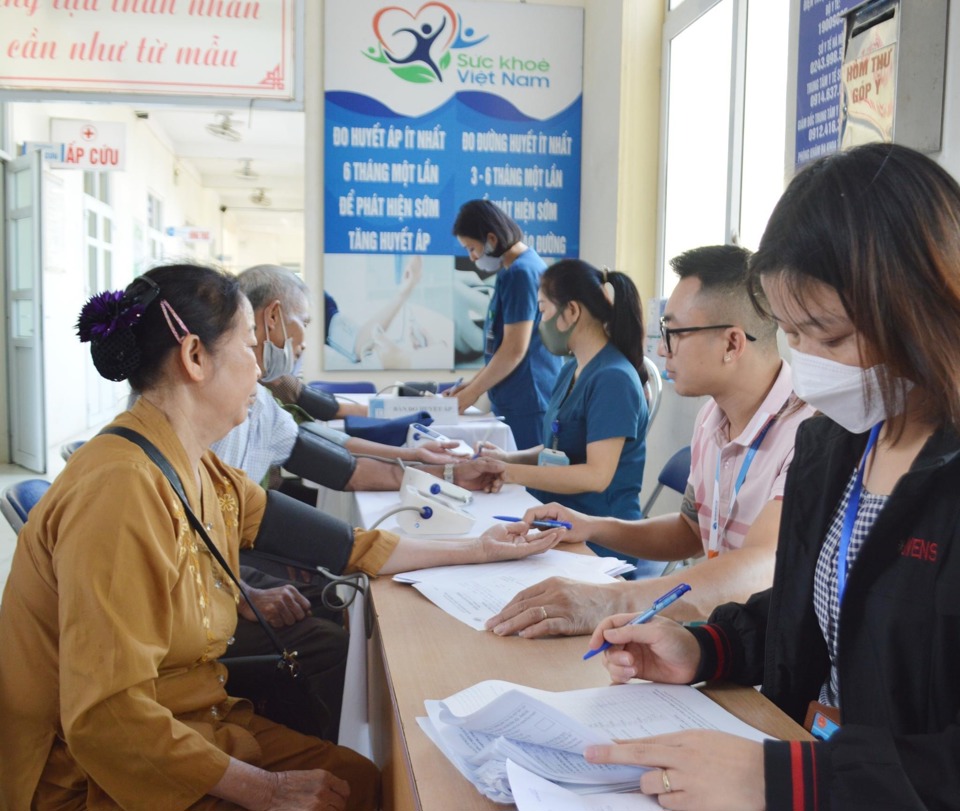 Trong chương tr&igrave;nh, c&aacute;c y b&aacute;c sĩ của Trung t&acirc;m Y tế huyện S&oacute;c Sơn đ&atilde; tiến h&agrave;nh kh&aacute;m nội khoa, đo huyết &aacute;p, điện tim, đo độ lo&atilde;ng xương, kh&aacute;m mắt, x&eacute;t nghiệm m&aacute;u&hellip; cho c&aacute;n bộ, hội vi&ecirc;n n&ocirc;ng d&acirc;n tr&ecirc;n địa b&agrave;n 26 x&atilde;, thị trấn.