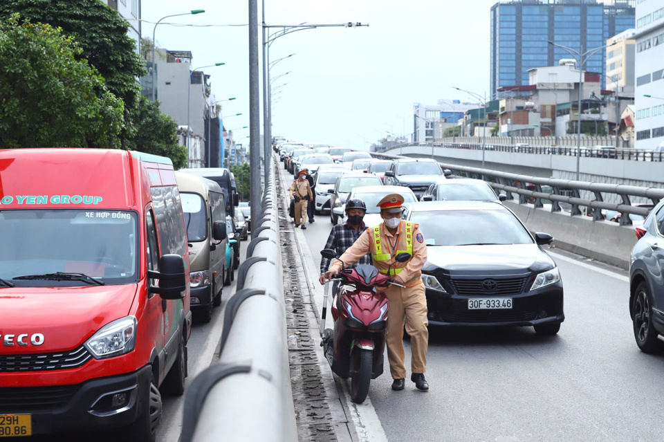 Nhiều trường hợp di chuyển trên đường Vành đai 2 trên cao bị xử phạt. Ảnh: Phạm Công