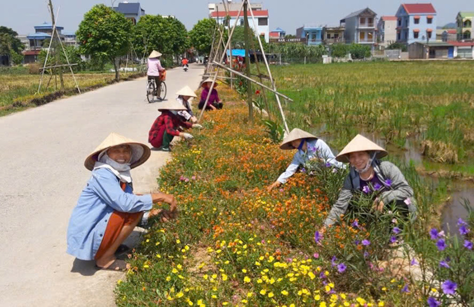 Người d&acirc;n x&atilde; Quang Tiến t&iacute;ch cực tham gia x&acirc;y dựng n&ocirc;ng th&ocirc;n mới.