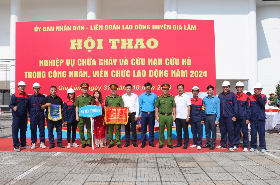 Ban tổ chức trao giải cho c&aacute;c đội đạt giải.