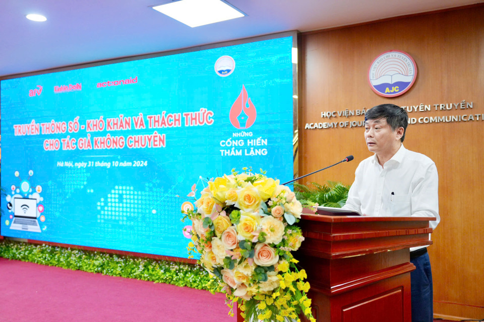 PGS.TS Phạm Minh Sơn &ndash; Gi&aacute;m đốc Học viện B&aacute;o ch&iacute; v&agrave; Tuy&ecirc;n truyền ph&aacute;t biểu tại Lễ trao giải. Ảnh: Duy Kh&aacute;nh.